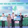 Phó Chủ tịch nước Nguyễn Thị Doan cùng lãnh đạo Vinasoy tặng 1 triệu suất sữa đậu nành. (Ảnh M.C/Vietnam+) 