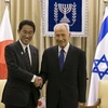 Tổng thống Israel Shimon Peres (phải) và Ngoại trưởng Nhật Bản Fumio Kishida. (Nguồn: Reuters)