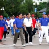 Phó Thủ tướng Lào Thongloun Sisoulith tham gia đi bộ. (Ảnh: Hoàng Chương/Vietnam+)