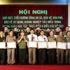 Thứ trưởng Bùi Văn Nam trao Bằng khen cho các đại biểu có thành tích xuất sắc. (Ảnh: Doãn Tấn/TTXVN)