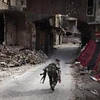 Tay súng nổi dậy Syria tham chiến tại thành phố Aleppo, miền bắc Syria. (Nguồn: AFP/TTXVN)