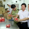 Kiểm tra bánh trung thu tại Công ty cổ phần Bánh mứt kẹo Hà Nội. (Ảnh: Quý Trung/TTXVN) 