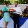 Thị trưởng Managua trao tặng ông Lê Hồng Anh chìa khóa biểu trưng của thành phố. (Ảnh: Hoài Nam/TTXVN)
