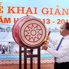 Phó Thủ tướng Nguyễn Xuân Phúc đánh trống khai giảng năm học mới. (Ảnh: Lâm Khánh/TTXVN)