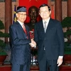 Chủ tịch nước Trương Tấn Sang đón Quốc vương Malaysia Abdul Halim Mu’adzam Shah. (Ảnh: Nguyễn Khang/TTXVN)