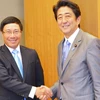 Bộ trưởng Ngoại giao Phạm Bình Minh chào xã giao Thủ tướng Nhật Bản Shinzo Abe. (Nguồn: TTXVN)