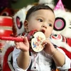 Một em bé say sưa với món đồ chơi Trung Thu truyền thống. (Ảnh: Minh Quyết/TTXVN)