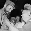 Đại tướng Võ Nguyên Giáp tặng Lãnh tụ Cuba Fidel Castro huy hiệu “Chiến sỹ Điện Biên Phủ” nhân chuyến thăm của Fidel Castro đến Việt Nam, tháng 9/1973. (Nguồn: TTXVN)