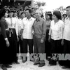 Đại tướng Võ Nguyên Giáp gặp gỡ bà con xã Thanh Xương, huyện Điện Biên trong chuyến lên thăm Điện Biên Phủ 5/1975. (Ảnh: Kim Hùng/TTXVN) 
