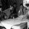 Chủ tịch Hồ Chí Minh, Đại tướng Võ Nguyên Giáp (ngoài cùng bên phải) cùng các đồng chí trong Thường vụ Trung ương Đảng bàn kế hoạch mở Chiến dịch biên giới 1950. (Ảnh: Tư liệu TTXVN)
