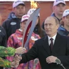 Tổng thống Nga Vladimir Putin cầm ngọn đuốc Olympic Sochi 2014. (Nguồn: Getty Images)