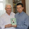 Ông Solodovnikov Arkadi Philipovich và nhà báo Bùi Duy Trinh, thường trú TTXVN tại Nga trong cuộc phỏng vấn về tướng Giáp. (Ảnh: Cao Cường/Vietnam+)