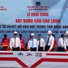 Phó Thủ tướng Vũ Văn Ninh và các đại biểu phát lệnh khởi công. (Ảnh: Văn Trí/TTXVN)