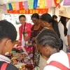 Khách thăm gian hàng Việt Nam tại Hội chợ Ngoại giao Nam Phi 2013. (Ảnh: Minh Đức/Vietnam+)