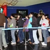 Sốt ruột xếp hàng chờ đến lượt mua vé xem "siêu phẩm" Avatar 3D.