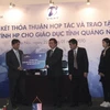 Đại diện HP Việt Nam trao tặng máy tính cho ngành giáo dục Quảng Ninh (Ảnh: Sơn Bách/Vietnam+)
