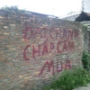 Để có thể "chuộc" lại mảnh đất đã bán của mình, người chủ phải viết lên tường dòng chữ sai chính tả: "Đất chanh chấp, cấm mua" (Ảnh: Sơn Bách/Vietnam+)