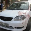 Chiếc xe taxi vẫn còn dính máu nạn nhân bị bỏ lại hiện trường (Ảnh: Sơn Bách/Vietnam+)