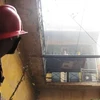 Đám cháy vẫn nghi ngút khói khi lực lượng chức năng có mặt (Ảnh: Sơn Bách/Vietnam+)