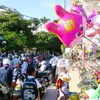Cờ hoa bóng bay được dịp bủa vây các cổng trường (Ảnh: PV/Vietnam+)