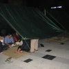 Người dân dựng lều bạt ngay trước sảnh tòa nhà cao nhất Việt Nam đêm 3/12 (Ảnh: Sơn Bách/Vietnam+)