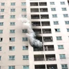 Khói bốc ra nghi ngút từ tầng 12 tòa nhà (Ảnh: CTV)