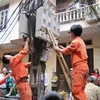 Nhân viên điện lực tiến hành kiểm tra điện tại hiện trường (Ảnh: Sơn Bách/Vietnam+)