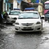 Cơn mưa lớn đầu tiên trong năm đã khiến nhiều tuyến phố Hà Nội ngập lụt (Ảnh: Võ Hùng/Vietnam+)