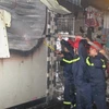 Lực lượng chữa cháy phải phá cửa phun nước chữa cháy (Ảnh: CTV)