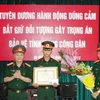 Thiếu tướng Phí Quốc Tuấn trao Bằng khen cho Thiếu úy Nguyễn Anh Tuấn (Ảnh: Sơn Bách/Vietnam+)