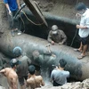 Đường ống đang được khẩn trương sửa chữa (Ảnh: Sơn Bách/Vietnam+)