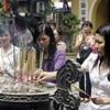 Mùa Vu Lan, nhiều người vào chùa thắp hương cầu cho cha mẹ bình an (Ảnh: TTXVN)