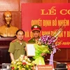 Trung tướng Bùi Quang Bền trao quyết định và tặng hoa chúc mừng Đại tá Nguyễn Đức Chung - Tân Giám đốc CATP Hà Nội (Ảnh: Sơn Bách/Vietnam+)