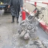 Chiếc xe máy cháy trụi khung trên cầu. (Ảnh: Sơn Bách/Vietnam+)