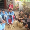 Các em nhỏ ở Trung tâm Nhân đạo Phú Quý đang học nghề mây tre đan (Nguồn: Trung tâm Nhân đạo Phú Quý)