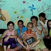 Các trẻ em nhiễm Dioxin làng trẻ Hòa Bình trong niềm hạnh phúc được chụp ảnh cùng nhau.(Ảnh: PV/ Vietnam+) 
