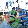 Chuẩn bị bữa ăn trên tàu Vạn Hoa (Ảnh: Sơn Bách/Vietnam+)