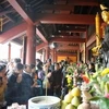 Xuất hành lễ chùa đầu năm mới (Ảnh: TTXVN)