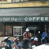 Xe thương binh án ngữ trước cửa quán Cafe Tonkin. (Ảnh: Sơn Bách/Vietnam+)