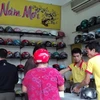 Mũ bảo hiểm chính hãng "hút" khách trên thị trường (Ảnh: Tâm Tâm/Vietnam+)
