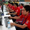 Các vận động viên Việt Nam thi môn Dota Allstars. (Ảnh: Huy Hùng/TTXVN)