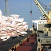 Bốc xếp gạo xuất khẩu tại cảng Sài Gòn. (Ảnh: :Đình Huệ/TTXVN)