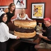 Chiếc bánh hamburger được bày bán lớn nhất thế giới nặng 84,14kg. (Ảnh: Internet)