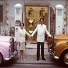 Chau Kai-bong cùng người vợ bên 2 chiếc Rolls Royce màu hồng và màu vàng của mình. (Ảnh chụp năm 1997)