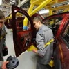Công nhân Nga làm việc trong nhà máy của Renault tại Mátxcơva. (Nguồn: france24.com)