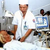 Sử dụng trang thiết bị hiện đại mua sắm bằng nguồn vốn ODA điều trị cho bệnh nhân nặng tại Bệnh viện tỉnh Bắc Ninh. (Ảnh: Hữu Oai/TTXVN)