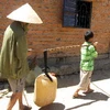 Người dân phải tốn thêm tiền mua nước mỗi ngày nhưng vẫn không đáp ứng đủ nhu cầu dùng nước tối thiểu. (Nguồn: baodongnai.com.vn)