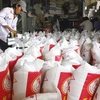 Đóng bao gạo xuất khẩu tại Công ty lương thực Thành phố Hồ Chí Minh. (Ảnh: Đình Huệ/TTXVN) 