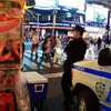 Cảnh sát tuần tra trên quảng trường Thời đại tối ngày 3/5. (Ảnh: AFP/TTXVN)