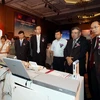 Các đại biểu tham quan các gian trưng bày công nghệ thông tin của Hàn Quốc. (Ảnh: Huy Hùng/TTXVN)